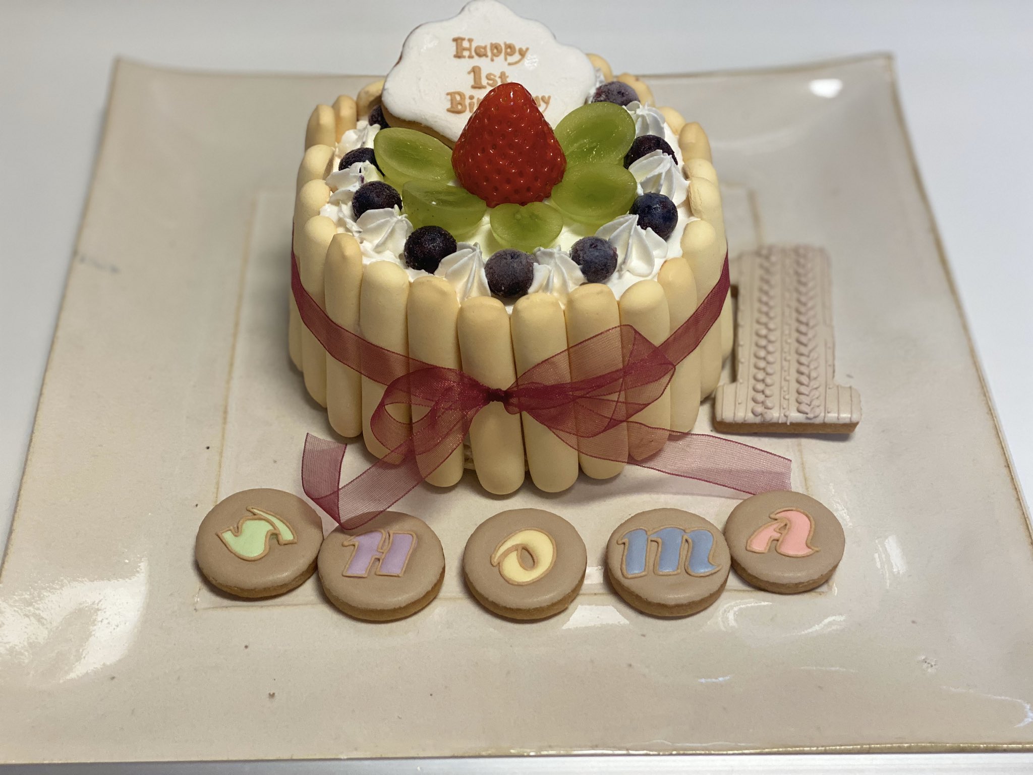 Uzivatel 人トヲ Na Twitteru ケーキを作りましたぁーーー ピジョンの 1歳からのレンジでケーキセット を使用 まわりゎ しまじろうのにぎにぎボーロ しょま君めーっちゃ食べてくれた 1歳誕生日