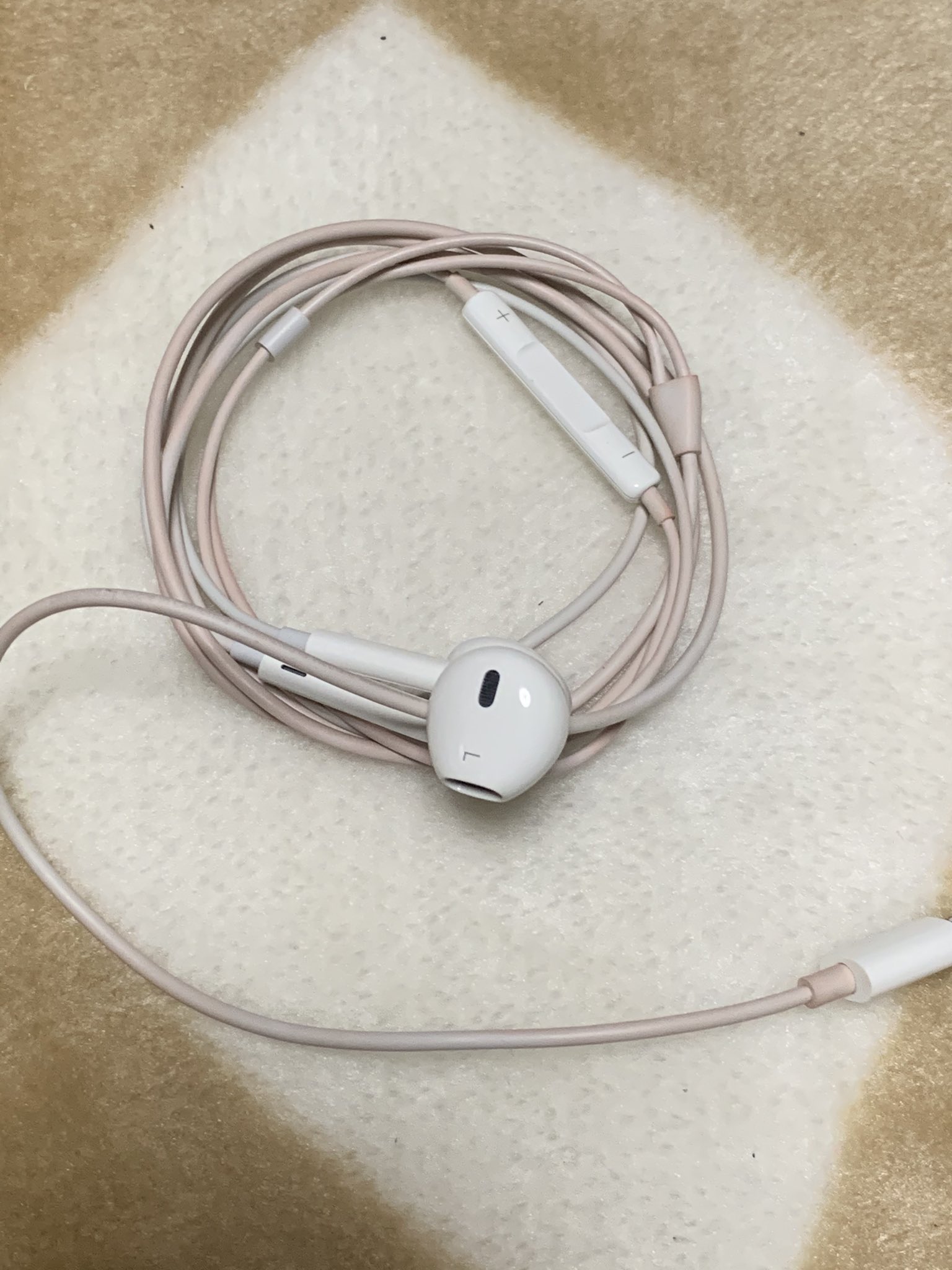 Zhコナキーzh Iphoneに付属のイヤホン しばらく使ってなかったらピンクに変色してた ネットで検索したところ 日に当てたら戻るらしく 試しに窓辺に置いといたら 少し薄くなってた Iphone イヤホン Zhコナキーzh Iphoneに付属のイヤホン しばらく使ってなかったらピンクに変色してた ネットで検索したところ 日に当てたら戻るらしく 試しに窓辺に置いといたら 少し薄くなってた Iphone イヤホン