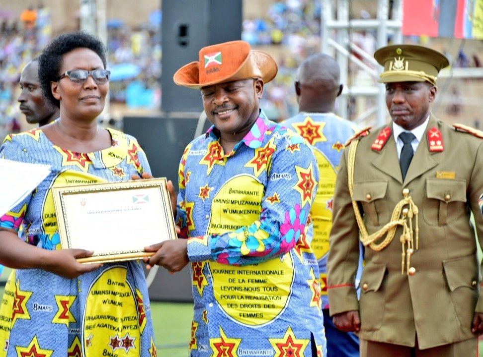 BurundiNet1's tweet photo. #Burundi #WomensDay2020 Remettant les certificats d'honneur aux femmes qui se sont distinguées par leurs efforts au développement du pays, le Chef de l'Etat, @pnkurunziza, en chapeau #MadeInBurundi en écorce de #Ficus-#Ikivumu, honnore aussi une artise en #Kimono #BurundiDev https://t.co/PSHWtsZ454