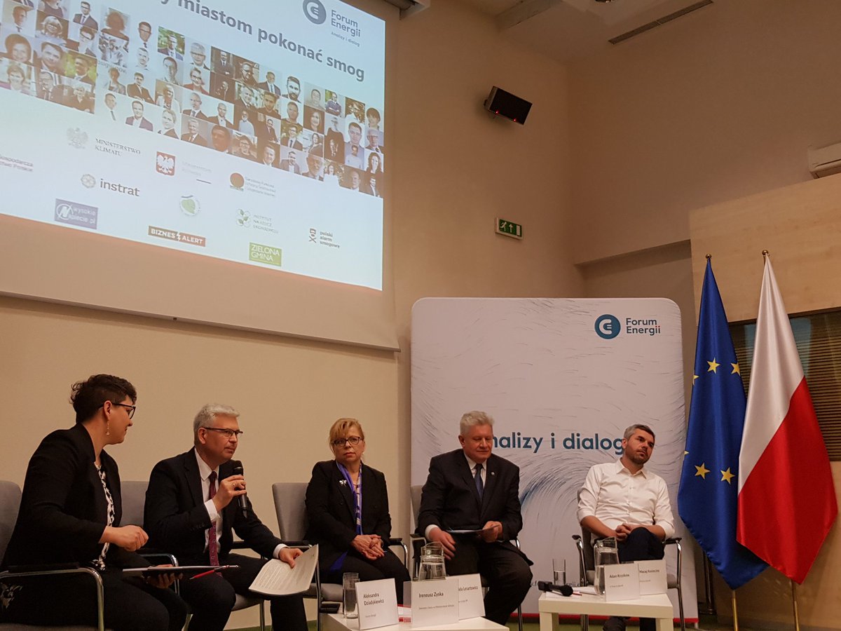 ForumEnergii's tweet photo. O smogu warto rozmawiac ponad podziałami. 
Trwa panel polityczny  #leadAIR @Ireneusz_Zyska @GabaLenartowicz @_mkonieczny @AdamKrzyskow @dziady_ https://t.co/YGPUv7H4dG