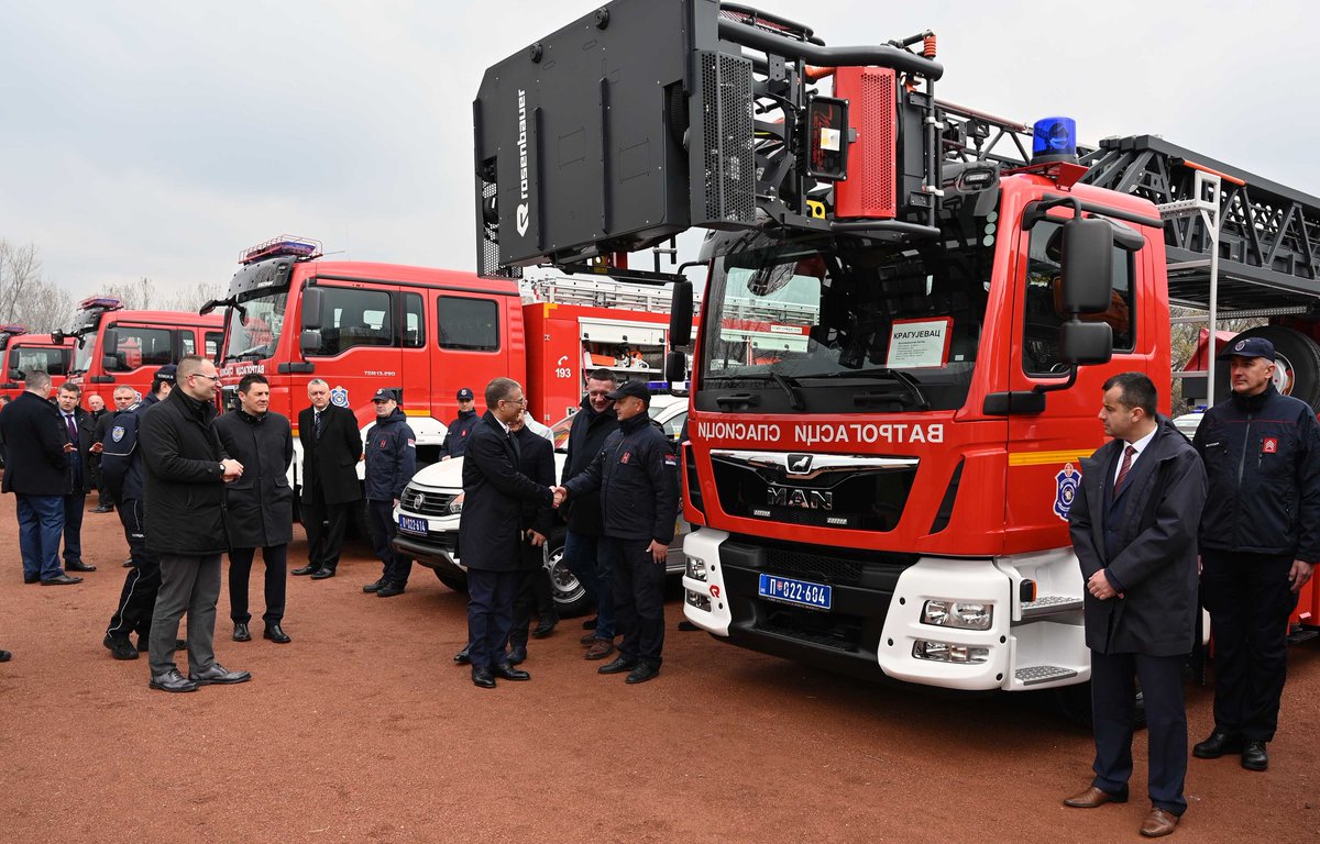 NesaStefanovic's tweet image. Драго ми је да наши припадници возе све боља и модернија возила, која ће помоћи да полиција буде ефикаснија на терену. Држава је данас снажнија захваљујући одговорној политици председника Александра Вучића и Владе Србије. Више новца у буџету омогућава јачање наших капацитета.