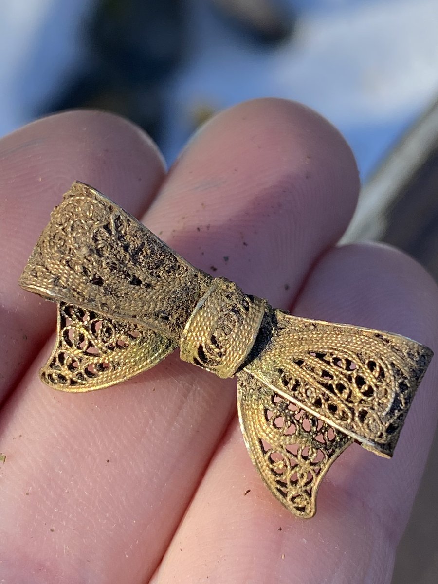 Silverslingers's tweet photo. JUST FOUND THIS BEAUTIFUL FILIGREE BROOCH!! 
#metaldetectingfind #metaldetecting #metaldetector #goldfiligree #vintagebrooch #vintagejewelry #bow #filigree #dirtfishing #relichunting #treasurehunt #whiteselectronics #mxsport https://t.co/dUyHCWsXxc