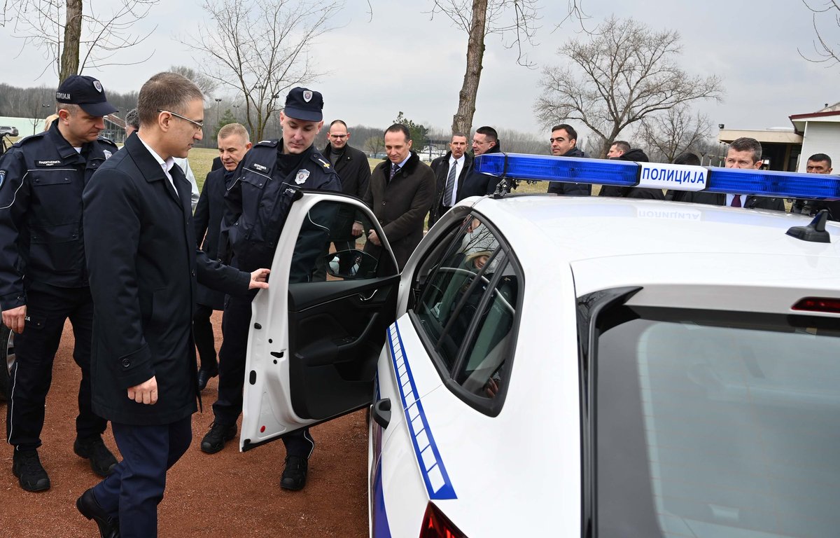 NesaStefanovic's tweet image. Драго ми је да наши припадници возе све боља и модернија возила, која ће помоћи да полиција буде ефикаснија на терену. Држава је данас снажнија захваљујући одговорној политици председника Александра Вучића и Владе Србије. Више новца у буџету омогућава јачање наших капацитета.