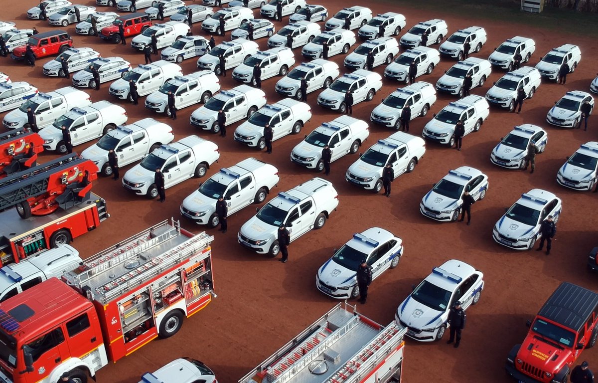 NesaStefanovic's tweet image. Драго ми је да наши припадници возе све боља и модернија возила, која ће помоћи да полиција буде ефикаснија на терену. Држава је данас снажнија захваљујући одговорној политици председника Александра Вучића и Владе Србије. Више новца у буџету омогућава јачање наших капацитета.