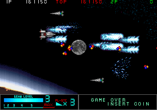 棺から姿を現す『キングリボルバー』。雲を見れば目も眩む遥か高度に居ることが解る。そしてこうした誇張こそ仙波隆綱が幾つかのビデオゲームにタッチし、アニメーションと異なる映像表現として手にした武器ではなかったか。奥で並走はメタブラでも使われる。背景の月は『フェドロ』の卵だったのだ！