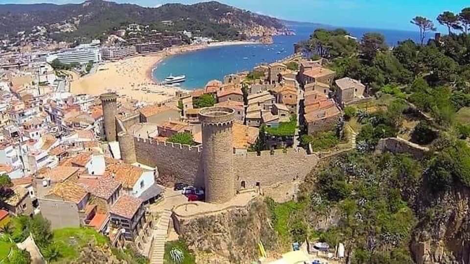 Bon dilluns! 
¡Buen lunes! 
Happy Monday! 💙🐚☀️

Bonica foto d'Adriana Bazzano via <a href="/catexperience/">Catalunya Experience</a> <a href="/visitcatalonia/">Visit Catalonia</a> #dilluns #lunes