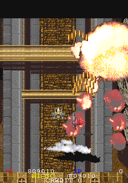 棺から姿を現す『キングリボルバー』。雲を見れば目も眩む遥か高度に居ることが解る。そしてこうした誇張こそ仙波隆綱が幾つかのビデオゲームにタッチし、アニメーションと異なる映像表現として手にした武器ではなかったか。奥で並走はメタブラでも使われる。背景の月は『フェドロ』の卵だったのだ！