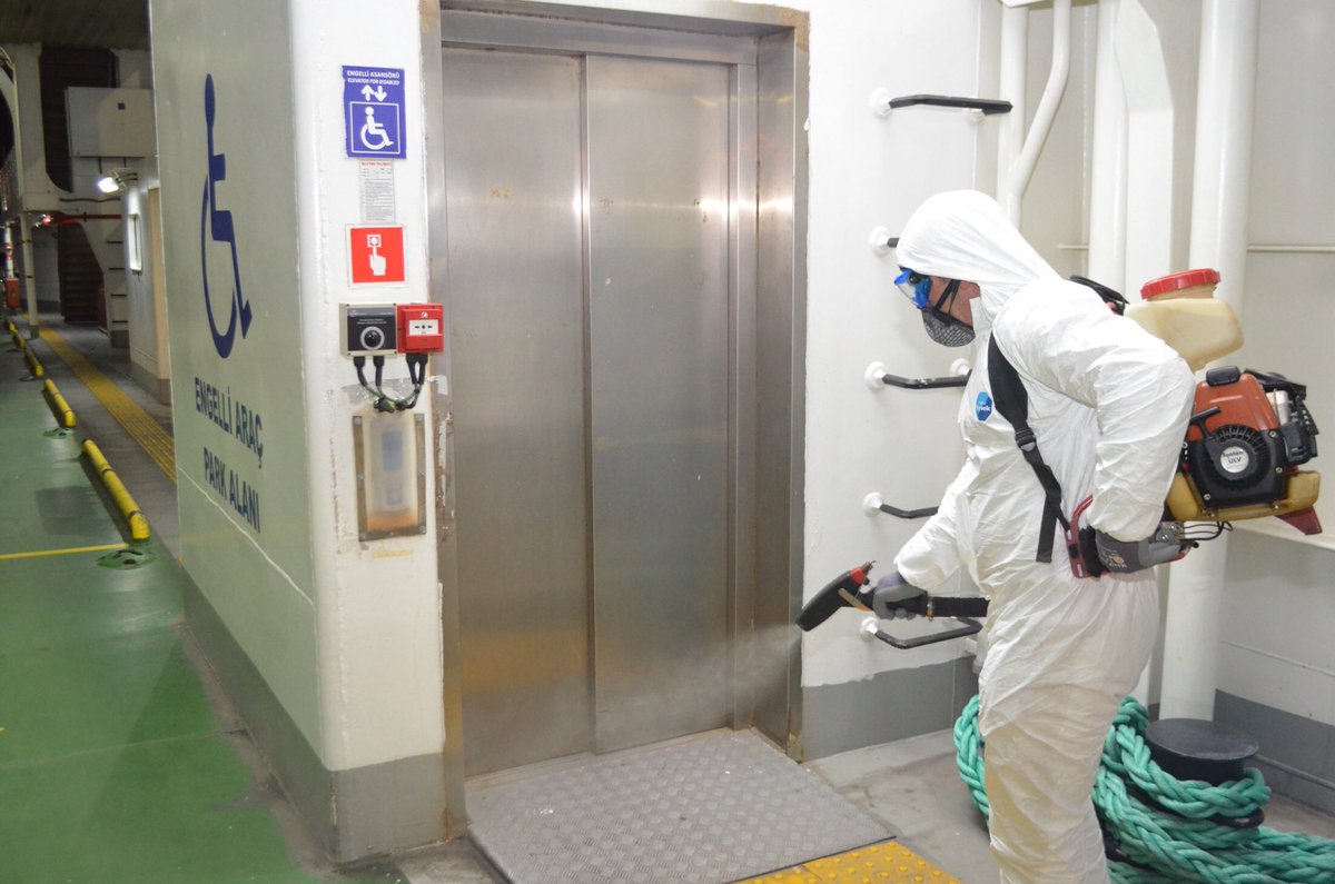 Dezenfeksiyon ekiplerimiz otobüs, metro, tramvay, İZBAN, istasyonlardan sonra İZDENİZ bünyesindeki yolcu gemilerinde, arabalı vapurlarda, iskelelerde de dezenfeksiyon çalışmalarını tamamladı. 

Vatandaşlarımızın sağlığı için virüs ve bakterilere karşı çalışmalarımız devam edecek.