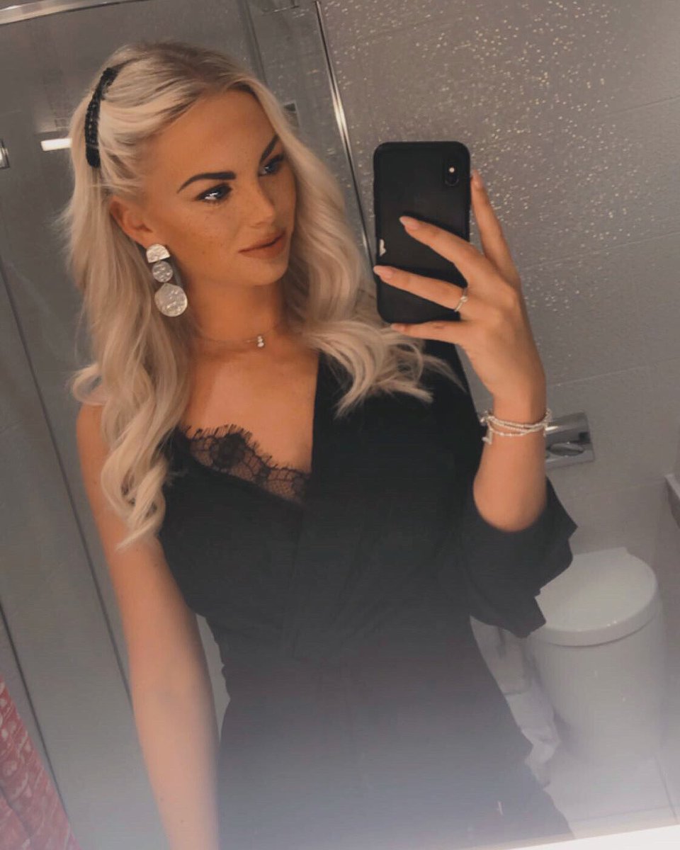 GrahamRachelle's tweet image. Hey everyone! 🙋🏼‍♀️ I’m back for 2020 🤣🖤