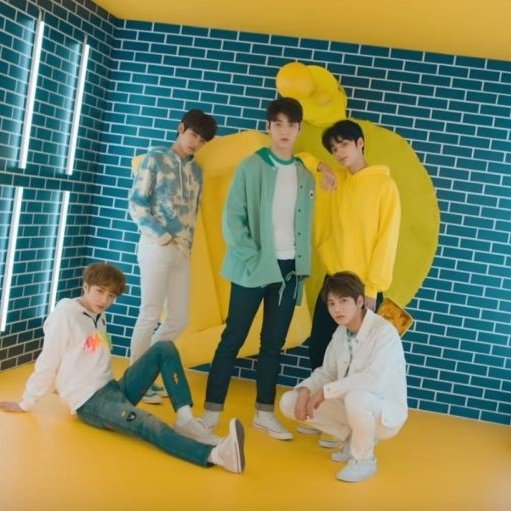 txtloonapics's tweet photo. ㅡ ↻Hello! This is a new account dedicated to pics/vids of #LOONA &amp; #TXT ! Feel free to give a follow, like, rt &amp;  i love you all 💚💛 https://t.co/hI1eJTdu2h