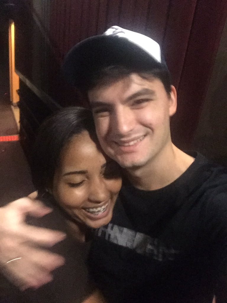 Thay_Mars24k's tweet photo. Pensa em um sonho? Agr multiplica por MIIILLLL!!! Eu conheci o melhor YouTuber, pensa em um cara simpático e educado com os fãs, só orgulho ❤️❤️❤️!!! @felipeneto
#FelipeNeto #corujas #Netolab #netoland #Cabeaofelipeneto
#almoçocompletoécomoFelipeneto https://t.co/69yxdd5MRH
