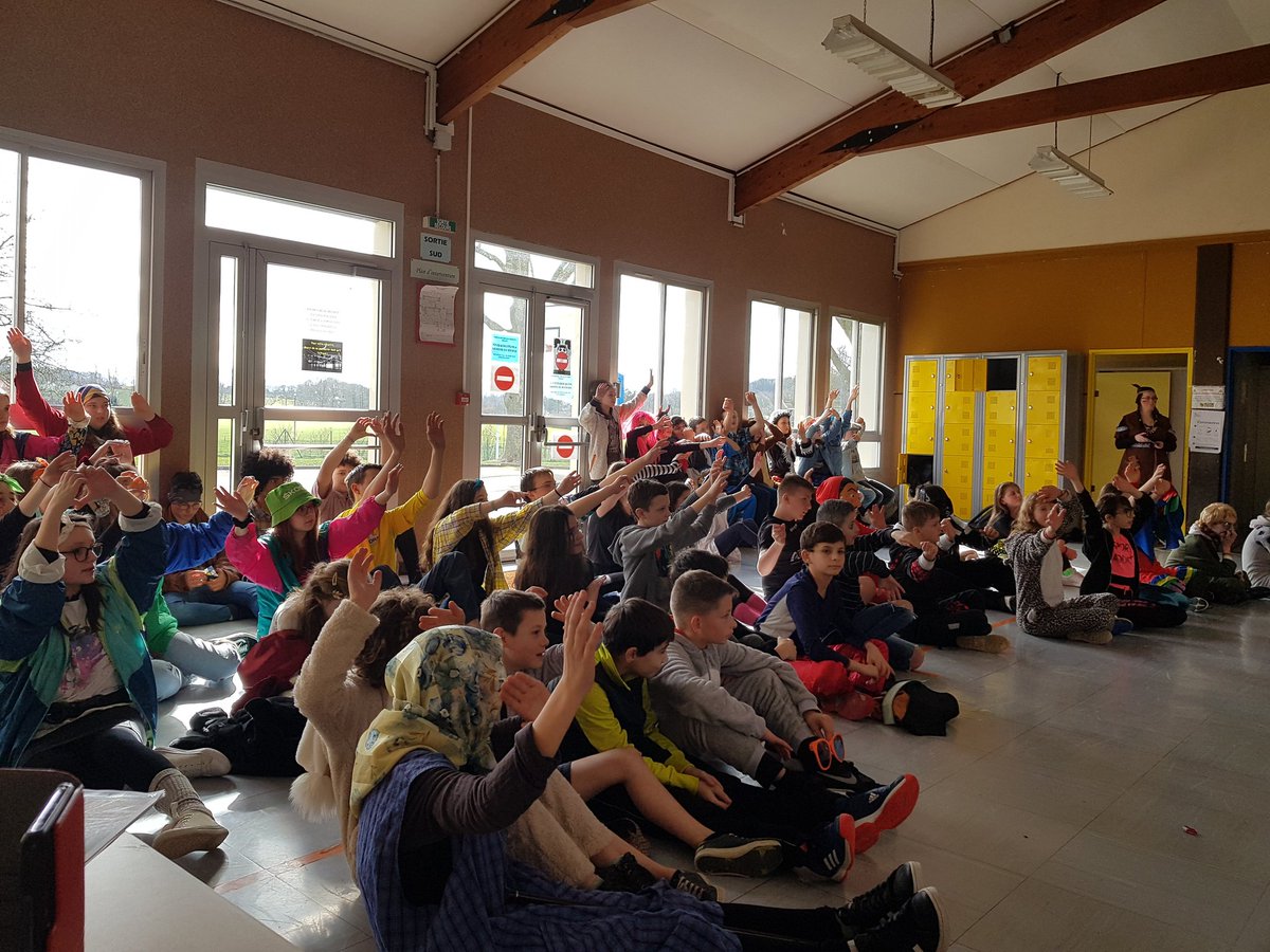 #carnaval au <a href="/ClgRGoscinny/">Collège René GOSCINNY</a>  vendredi dernier.
Journée déguisée,  élèves et adultes.  Élection du meilleur #déguisement, de la classe la plus déguisée... et aussi du "#talent". Nos #eleves ont fait preuve : #courage #audace #solidarite #ecoute #respect 
#bienvivre
<a href="/dsden61/">DSDEN61</a>