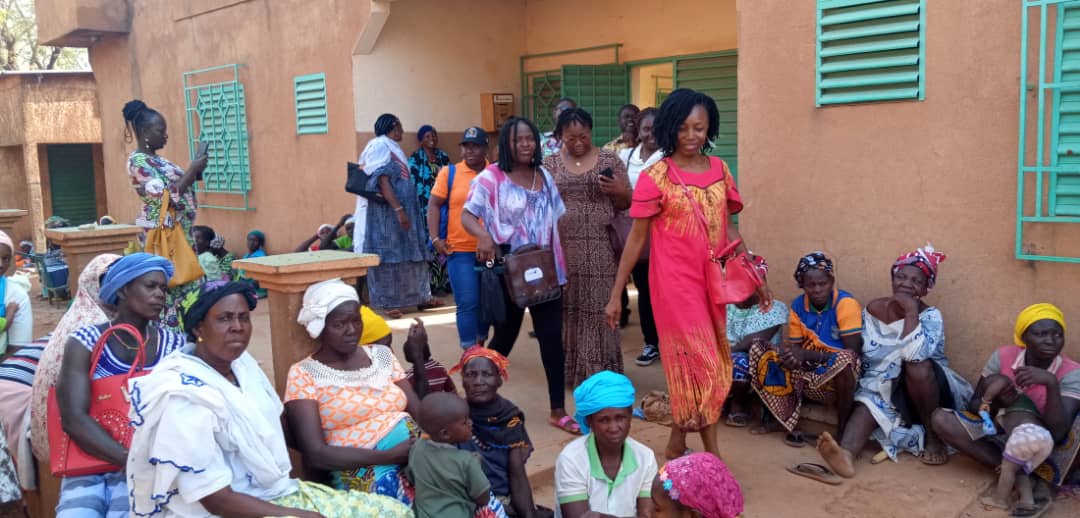 GRAAD_Burkina's tweet photo. #WomensDay Les #femmes fortifient les femmes avec sourire dans ses moments difficiles à supporter au regard de la peine que vivent des compatriotes. 
Merci à Direction Régionale de l'Action de Kaya pour l'acceuil. Courage aux acteurs du Ministère de tutelle. #Repenserle8mars https://t.co/vZeVr88lH3