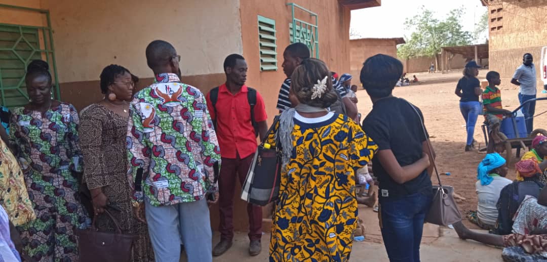 GRAAD_Burkina's tweet photo. #WomensDay Les #femmes fortifient les femmes avec sourire dans ses moments difficiles à supporter au regard de la peine que vivent des compatriotes. 
Merci à Direction Régionale de l'Action de Kaya pour l'acceuil. Courage aux acteurs du Ministère de tutelle. #Repenserle8mars https://t.co/vZeVr88lH3