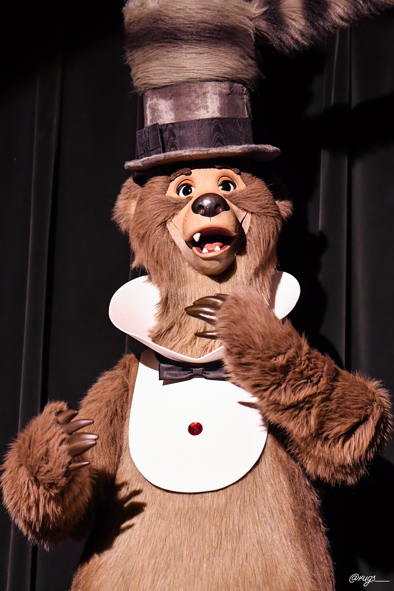 Rabi Tdlカンベアのデイビークロケットの唄は普通に熊退治って歌ってるしロビーにある歌詞 も原曲のままなんだけど本家カンベアでは熊のヘンリーが歌うという事で歌詞を 熊を殺した から 熊を飼い慣らす 的な感じに変えて歌ってるんですよね 良