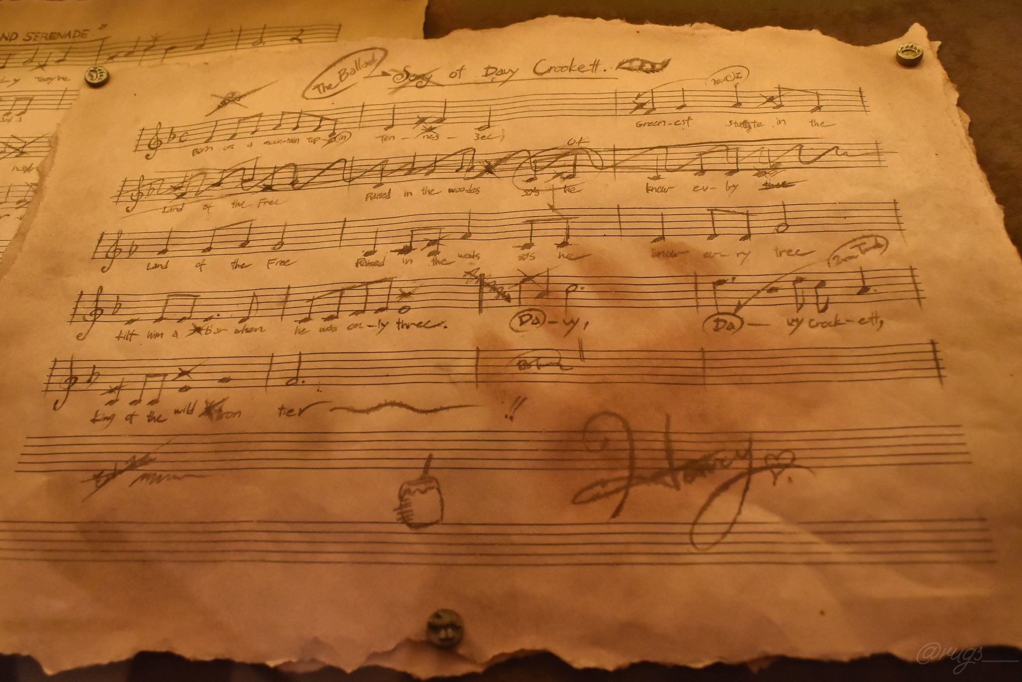 Rabi Tdlカンベアのデイビークロケットの唄は普通に熊退治って歌ってるしロビーにある歌詞 も原曲のままなんだけど本家カンベアでは熊のヘンリーが歌うという事で歌詞を 熊を殺した から 熊を飼い慣らす 的な感じに変えて歌ってるんですよね 良