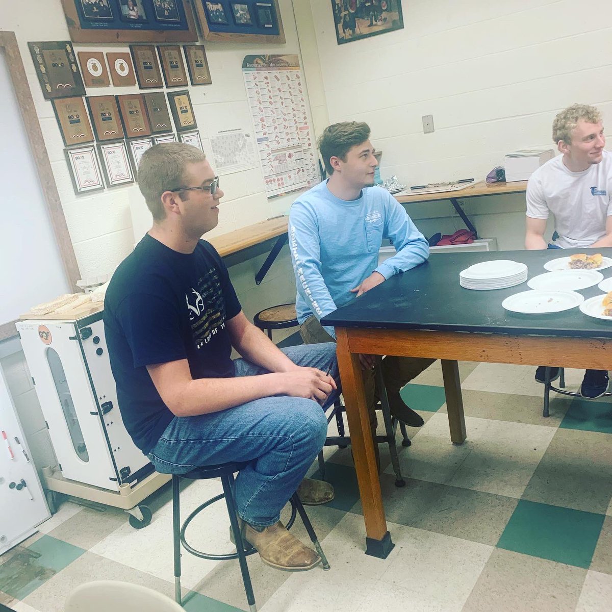 DrMalinoski's tweet photo. Burgers for breakfast? Yes, please! It was the Ag 4 burger challenge this morning. Congratulations to the winners Aaron and Logan! Their burger tasted soooo good. The winning recipe included ground chuck, mayo, dijon mustard, and buttermilk. #Yum #AgChallenge #FalconPride https://t.co/jZBzBT6j01