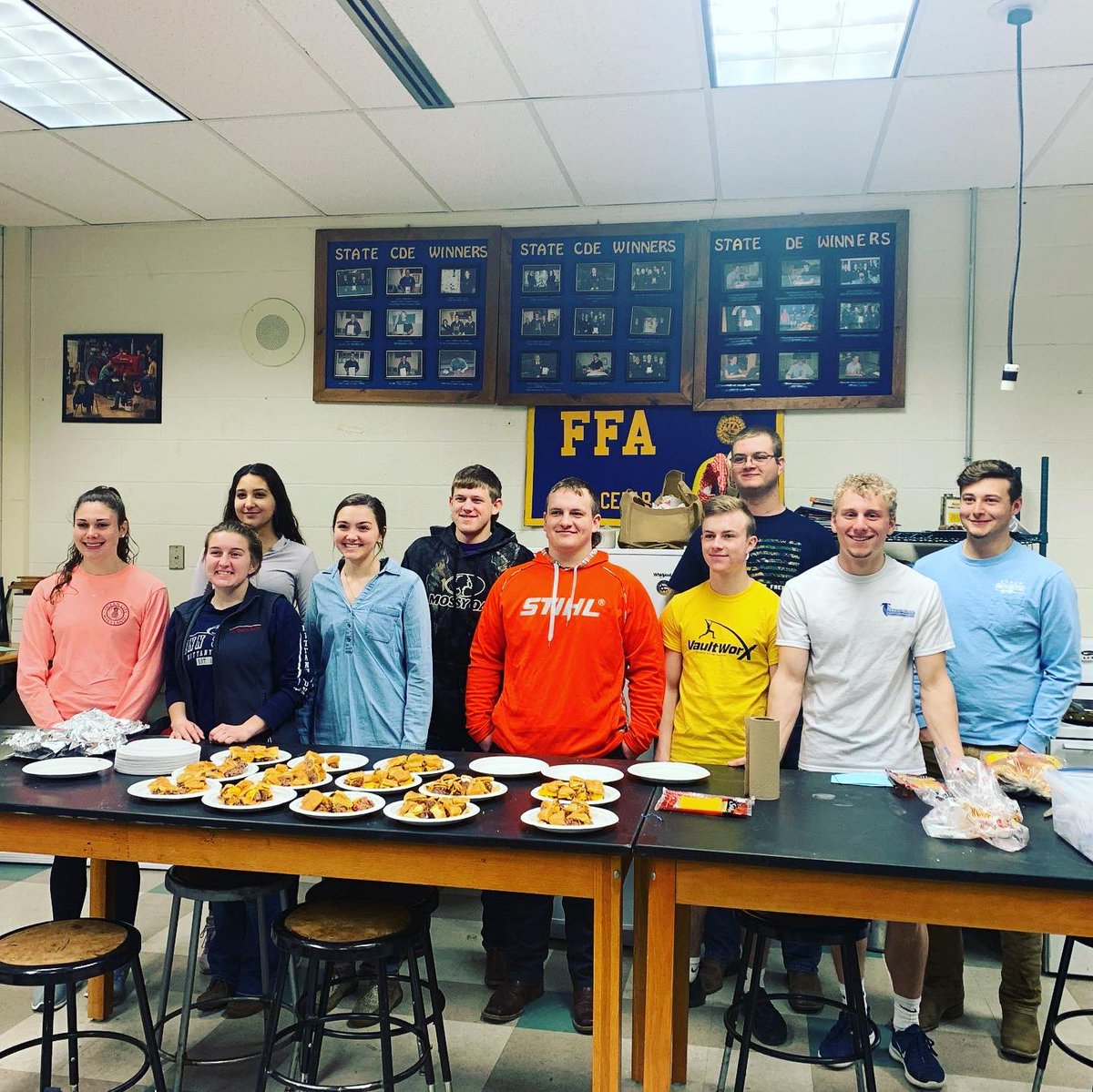 DrMalinoski's tweet photo. Burgers for breakfast? Yes, please! It was the Ag 4 burger challenge this morning. Congratulations to the winners Aaron and Logan! Their burger tasted soooo good. The winning recipe included ground chuck, mayo, dijon mustard, and buttermilk. #Yum #AgChallenge #FalconPride https://t.co/jZBzBT6j01