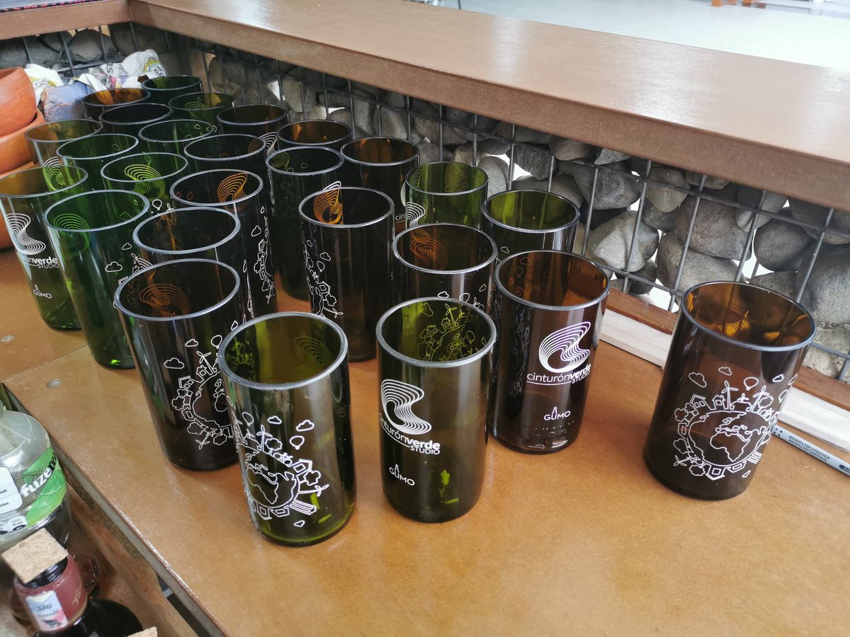 Sánchez Mendieta on Twitter: "Vasos y hechos con botellas de vidrio. Una buena manera de reciclar el vidrio. Esta es una de Studio &amp; Galería Cinturón Verde en
