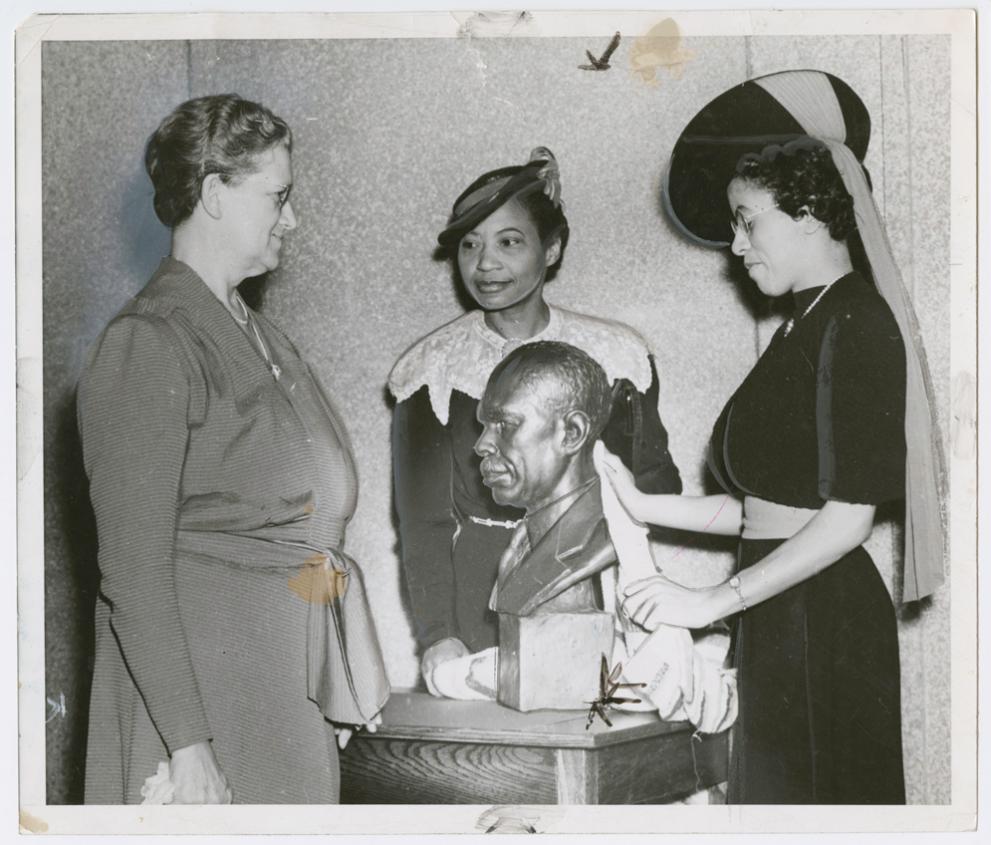 #AugustaSavage opened the 1st art gallery dedicated to the sale & exhibition of Black art in 1939. 

📷: With Ernestine Rose, Roberta Bosley Hubert, and her sculpture James Weldon Johnson, 1939, @SchomburgCenter #5WomenArtists