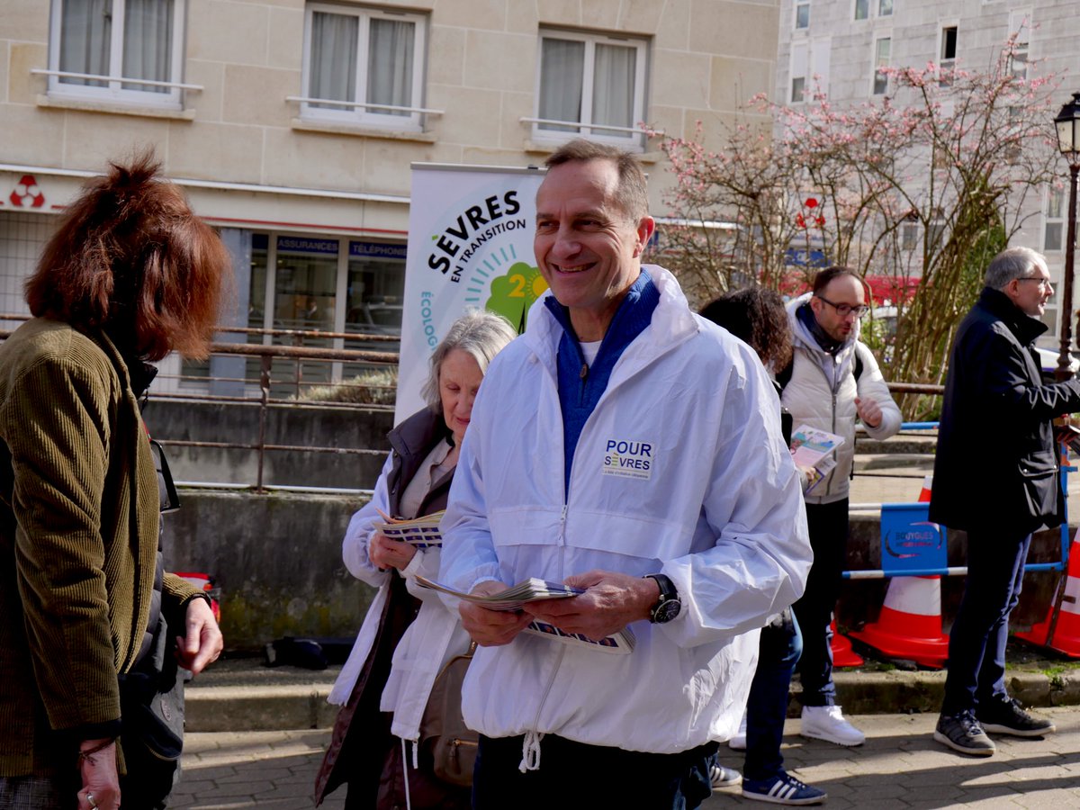 PourSevres's tweet photo. @DenisMoran partage ses projets et sa joie de vivre avec les Sévrien(ne)s #municipales2020 #poursevres #sevres https://t.co/RcaZbb12kE