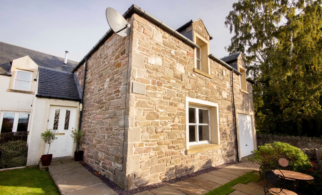 🏠 PROPERTY OF THE WEEK 🏠
OFFERS OVER £225K

This deceptively spacious 3 bedroom home located just outside the Perthshire village of Errol enjoys lovely country views, eye-catching features and ornate features - this home is a true beauty. ✨

smallcitybigpersonality.co.uk/view-Property.…