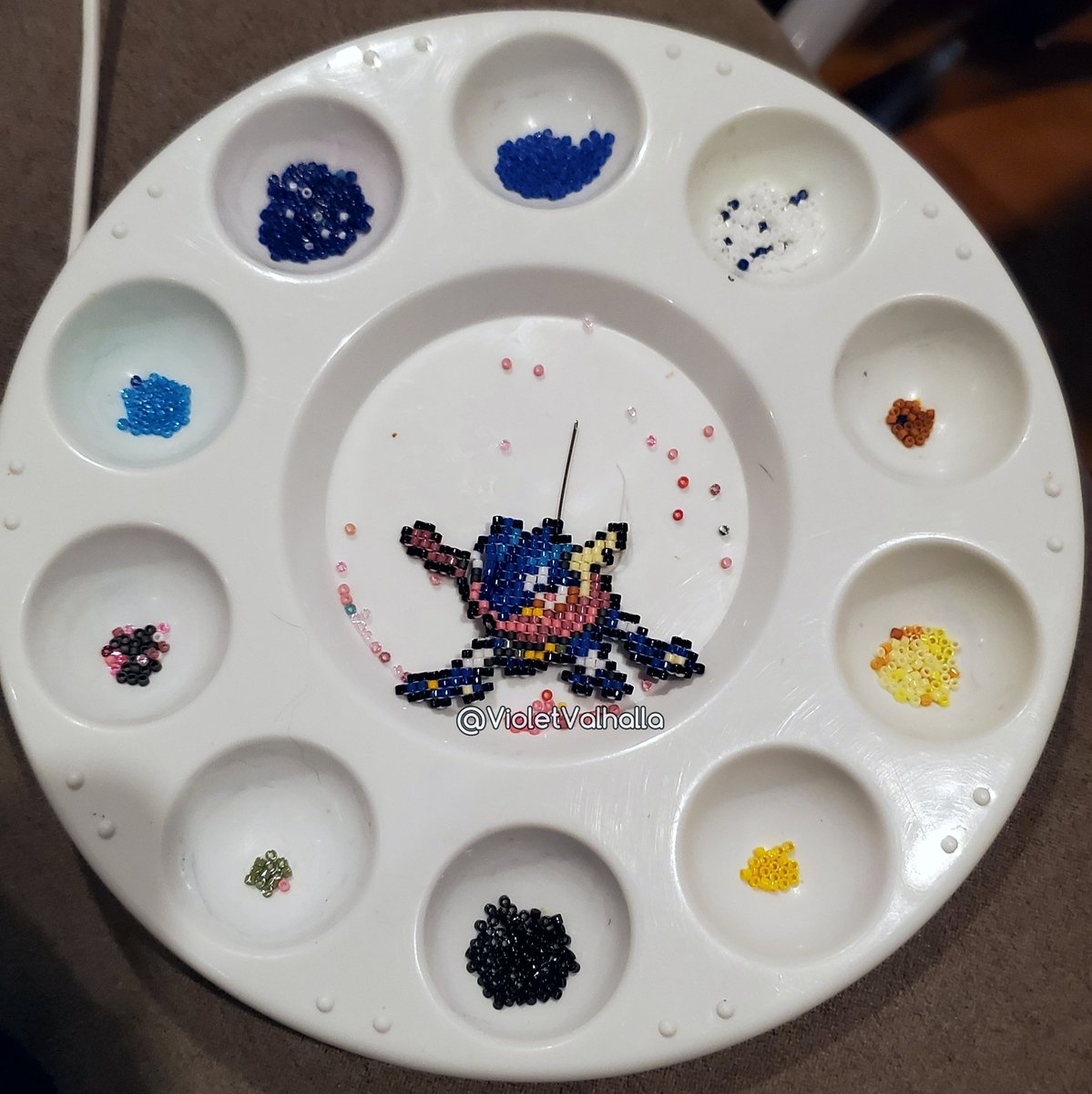 VioletValhalla's tweet image. Almost done with this Greninja charm! My needle suddenly broke near the end... Using a sewing needle as a back up. 😅 #Pokemon #jewelry #etsy #nintendo #gaming