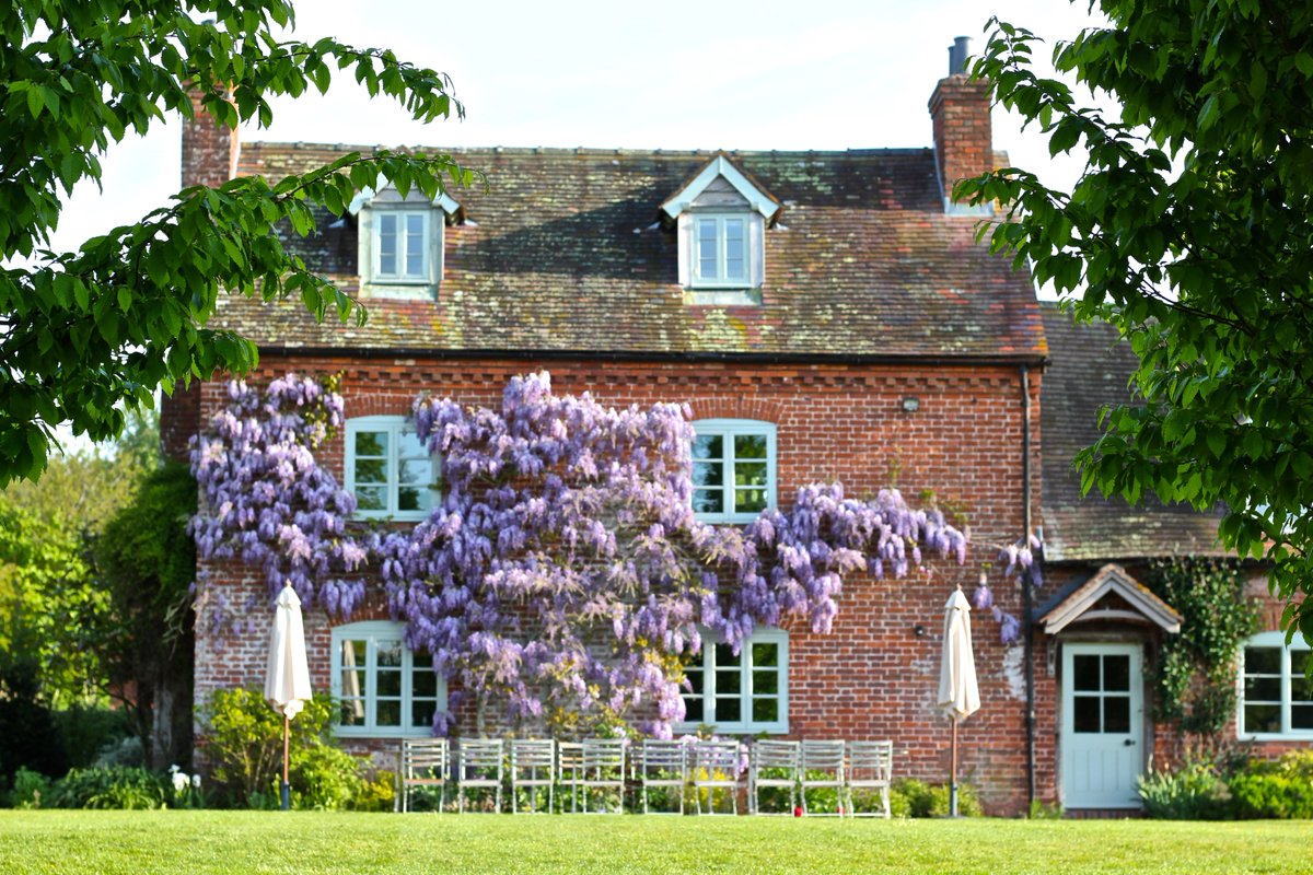 If you're thinking that a UK holiday maybe where it's at this year why not opt for idyllic Herefordshire - a hidden gem. #thefreeth sleeps 18, has an indoor pool, huge garden and a michelin-starred restaurant a few fields away. Special spring offers on website #ukstaycation