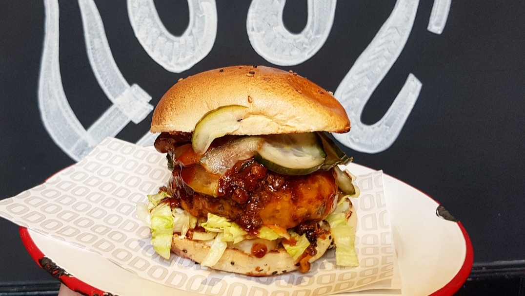 We're two weeks into March, have you tried our Angry Texan burger special yet?? He's got a dry aged prime cut beef patty with steak chilli, cheese, and BBQ sauce 🤤🍔💥
#oxford #oxfordshire #fooodporn #localpub