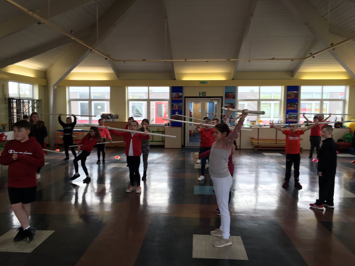 CefnPrimaryAC's tweet photo. Brilliant effort by year 5 and 6 at  weightlifting this morning as part of the schools celebration of world commonwealth day 🏋️‍♂️ @CefnPrimarySJW @TeamWales @CefnPrimary https://t.co/ipudRARP65