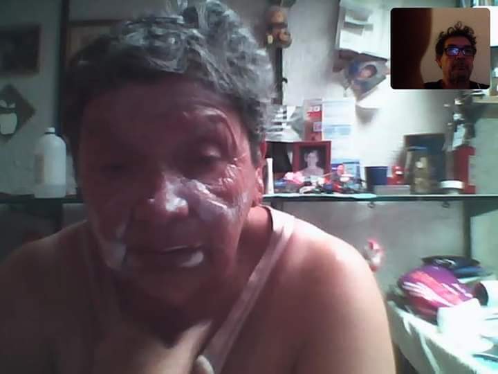 Hoy una mujer de 76 años que celebraba el día de la mujer fue atacada por carabineros con gas pimienta que quemó su rostro este echo cobarde no sale en las noticias que daño podía hacer una mujer de 76 años .
#8M2020 #ParoNacionalDeMujeres #MarchaFeminista #GasPimienta #PacosQls