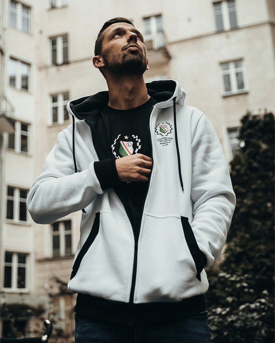 LegiaWarszawa's tweet photo. #ŁączyNasWarszawa 🙌

Razem z #DIIL #HEMPGRU szykujemy dla Was limitowaną kolekcję ubrań. Już wkrótce w LegiaFanStore 🔜 #LegiaNews 

Fot. @mat_kostrzewa https://t.co/SRgwX0mq5H