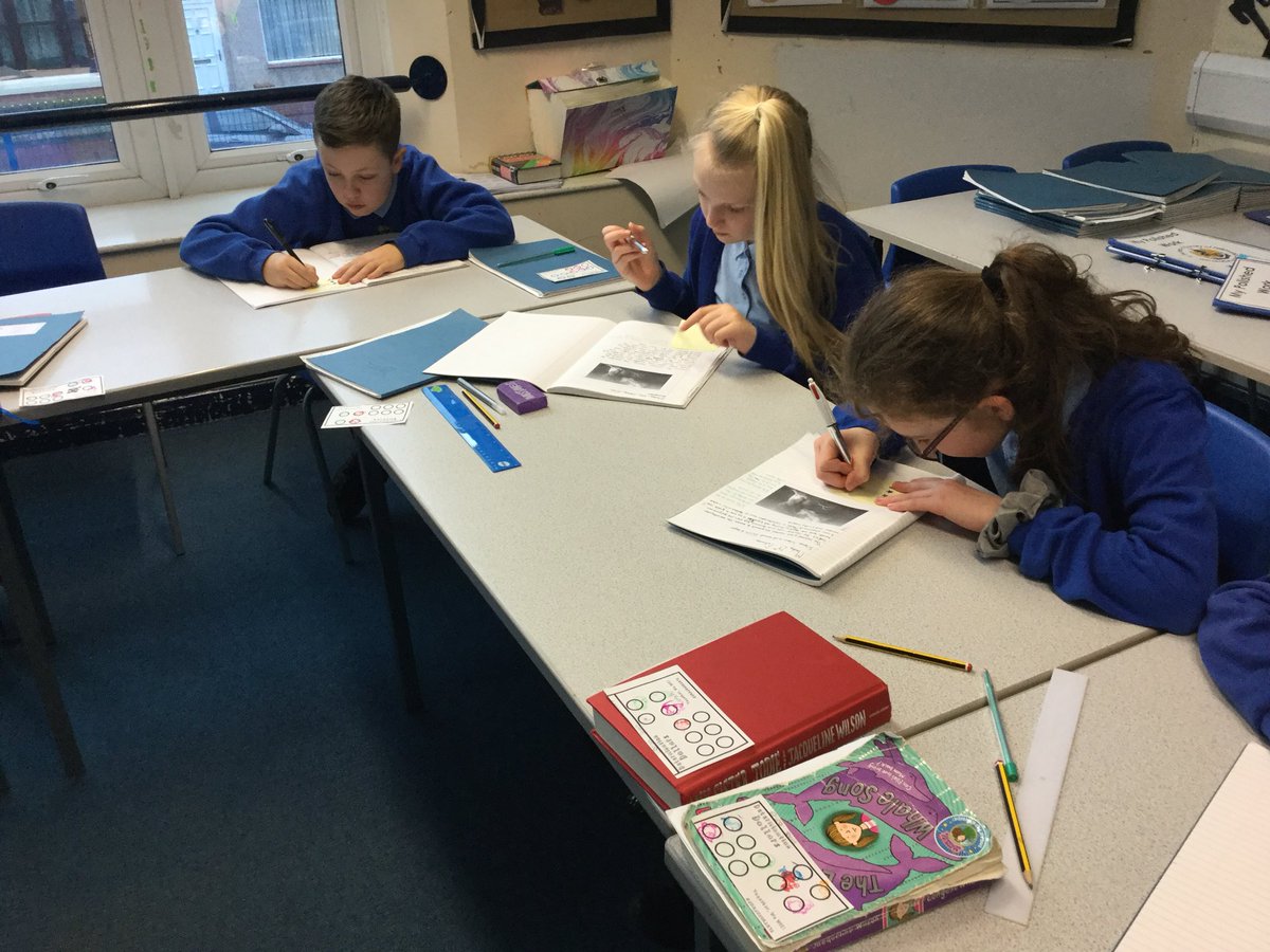 LSTClass_14's tweet photo. Class 14 are peer assessing each other’s writing! #stpsEnglish #twostarsandawish https://t.co/OVTapEW78y
