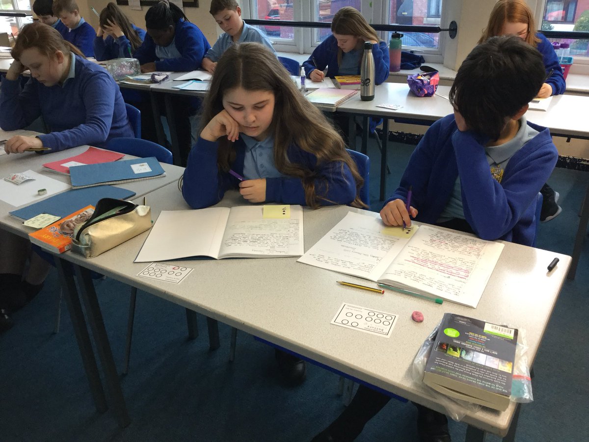LSTClass_14's tweet photo. Class 14 are peer assessing each other’s writing! #stpsEnglish #twostarsandawish https://t.co/OVTapEW78y