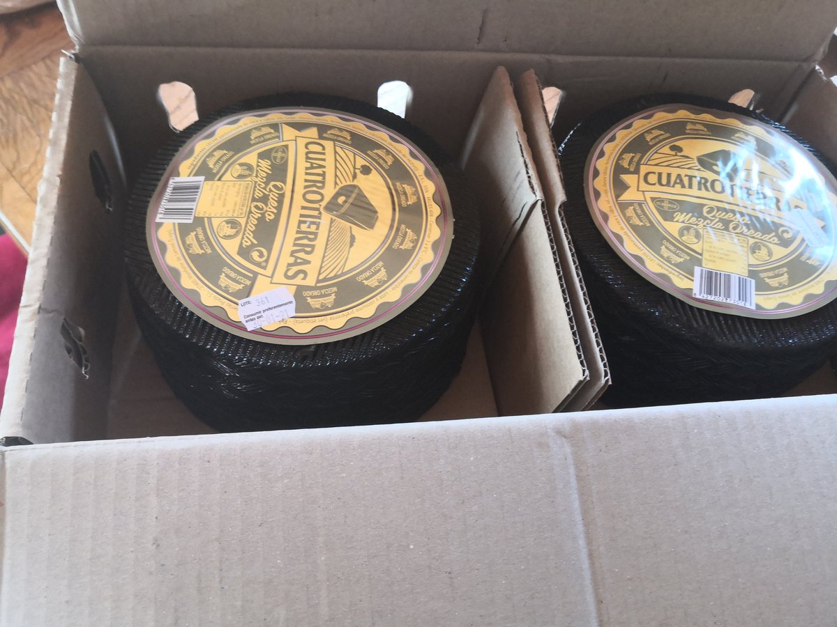 👏 Queremos dar as gracias a outra empresa que colabora sempre co club, Car Alimentación. En especial a César Fernández, neste caso coa entrega de dous queixos para sortear no campo.

#FonsagradaFC
#Gracias
#CarAlimentación