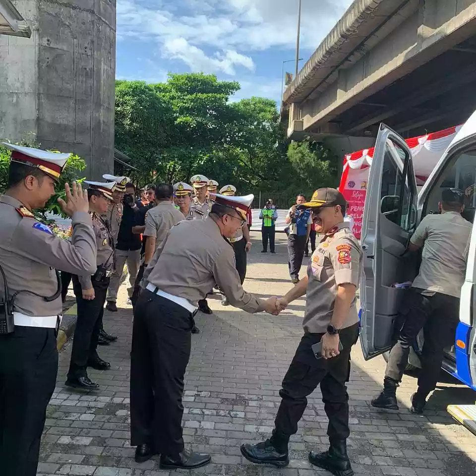 derianggara95's tweet photo. Kakorlantas Polri, Irjen Pol. Istiono memimpin kegiatan Peduli Keselamatan di Jalan Tol Menuju Indonesia Bebas Over Dimensi dan Over Load (ODOL) di Gerbnag Toll Priuk 1, Jakarta, Senin (9/3/2020).

Adapun lokasi pengawasan Odol dengan alat timbang Portable di 26 Lokasi Prioritas. https://t.co/KDEQKSDm36