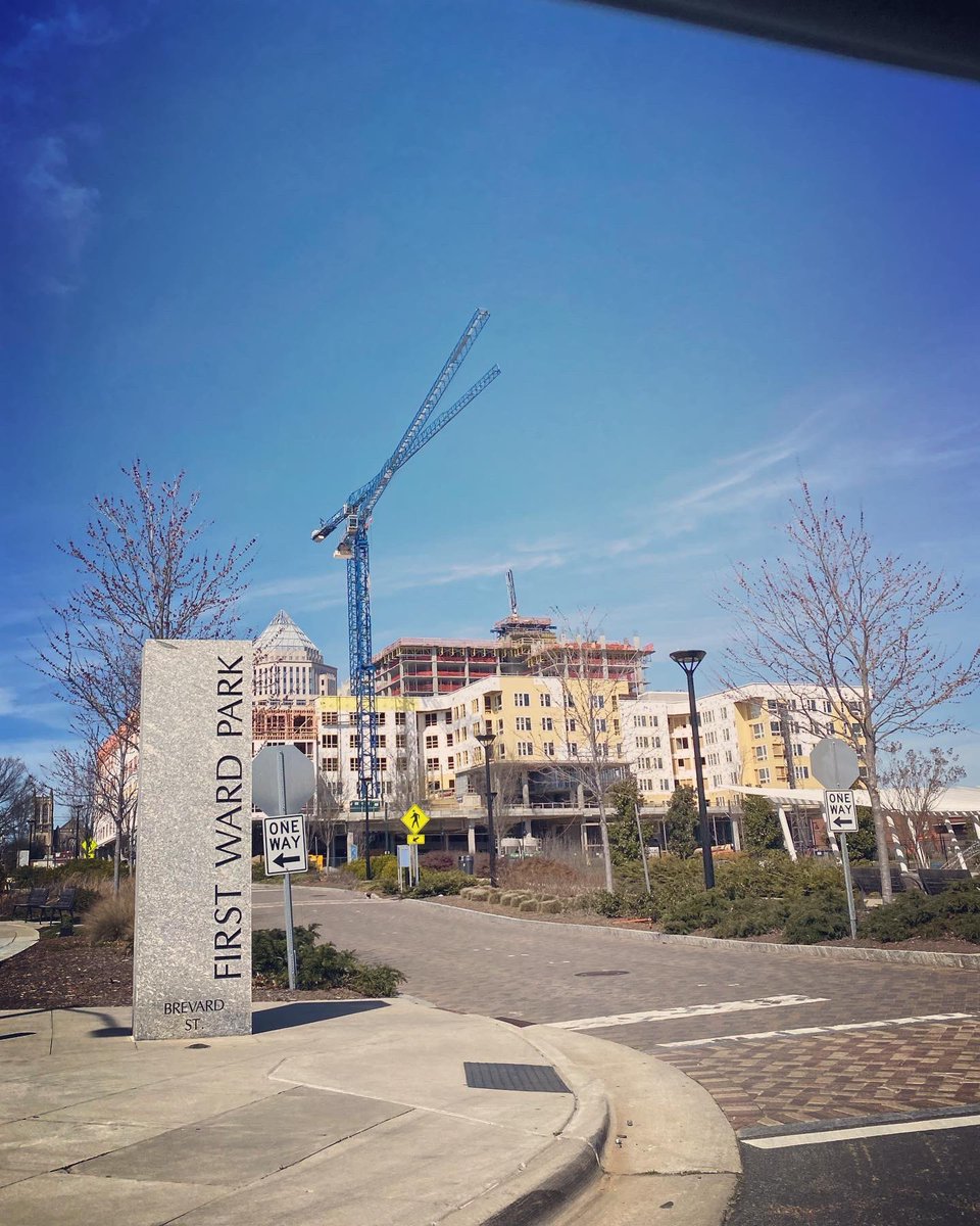 M O N D A Y  F U N D A Y!! The Ellis is rising up in Charlotte. The renderings are beautiful. We are excited to see this 33 story mid-rise/high-rise building come to life. Will this make first ward boom again?  We think so!
#Charlotte #CharlotteConstruction #Build #HighRise #City