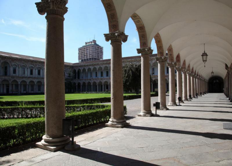 LaStatale's tweet photo. ▶️"Nessuno si senta lontano o peggio immune da questa grave epidemia che sapremo fronteggiare e vincere solo con uno sforzo comune". L'appello dei #rettori delle #Università lombarde #coronavirus #fermiamoloinsieme 👉https://t.co/snMK1Q9FNn https://t.co/WsvURsDZ7i