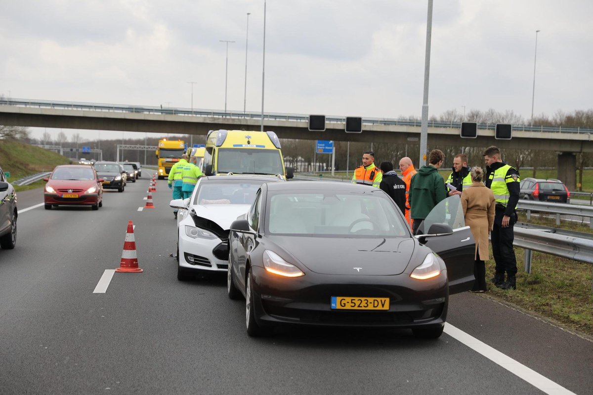 ton_aarts's tweet image. Meanwhile here in Netherlands

We have now had more duo-crashing Tesla&apos;s than Tesla&apos;s who actually for once brake, when they&apos;re supposed to

Beliebers: &apos;I&apos;m sure there&apos;ll be an update for that&apos;
Soon, couple of weeks maybe

Yeah. Or in 2040, 2050 maximum
#TeslaAutopilotIssues