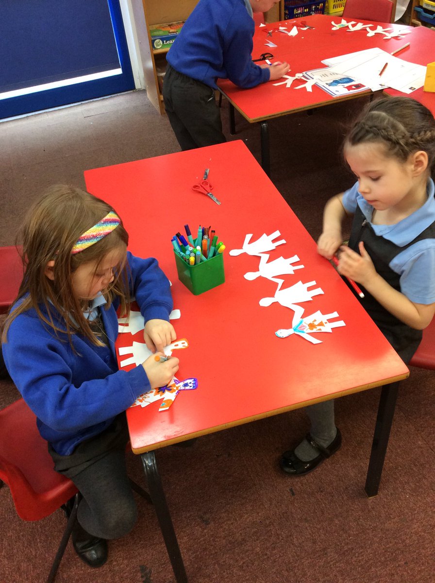 HazelClassHFS's tweet photo. We are starting our #BritishScienceWeek activities by making paper chain people that celebrate our diversity! #BSW20 #GSTStem #OurDiversePlanet https://t.co/7xDd1qafRk