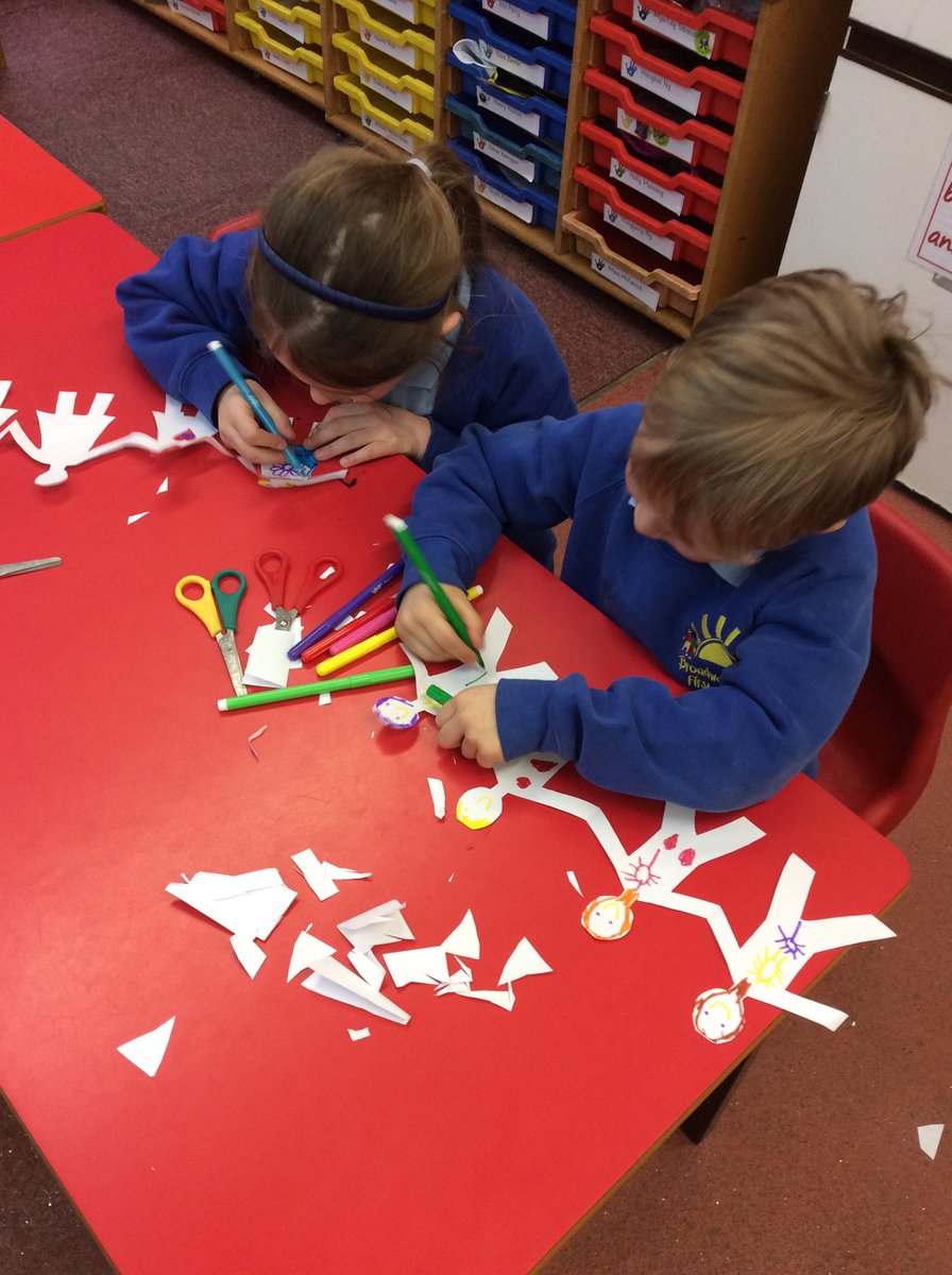 HazelClassHFS's tweet photo. We are starting our #BritishScienceWeek activities by making paper chain people that celebrate our diversity! #BSW20 #GSTStem #OurDiversePlanet https://t.co/7xDd1qafRk