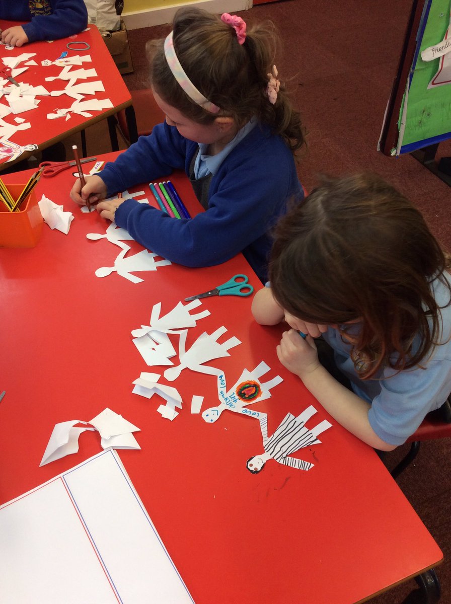 HazelClassHFS's tweet photo. We are starting our #BritishScienceWeek activities by making paper chain people that celebrate our diversity! #BSW20 #GSTStem #OurDiversePlanet https://t.co/7xDd1qafRk