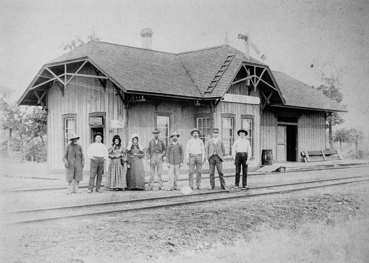 lonestarbackrds's tweet photo. I've been combing through the photos in the archives at the Texas Wendish Heritage Museum in Serbin; this past Saturday I ran across this ca. 1905 photo of the San Antonio & Aransas Pass depot in New Serbin (today Northrup).
#texas #railroad #wendish #leecountytexas https://t.co/zQP3KsDeld