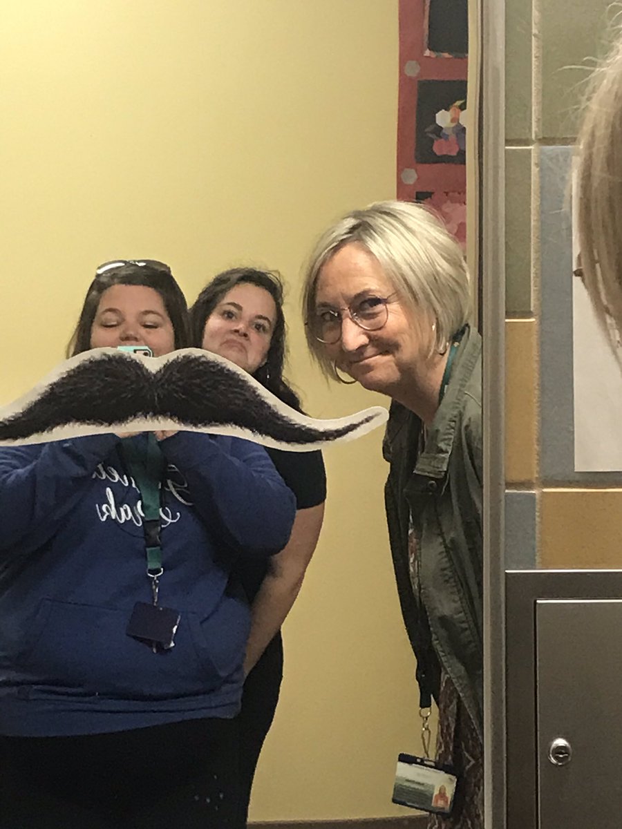 ShannanCoon's tweet photo. Bathroom selfies! #gannettpeak.  #spiritteam @LanderSchools @Fremont1_GPeak https://t.co/Z9XFJ3VVMy