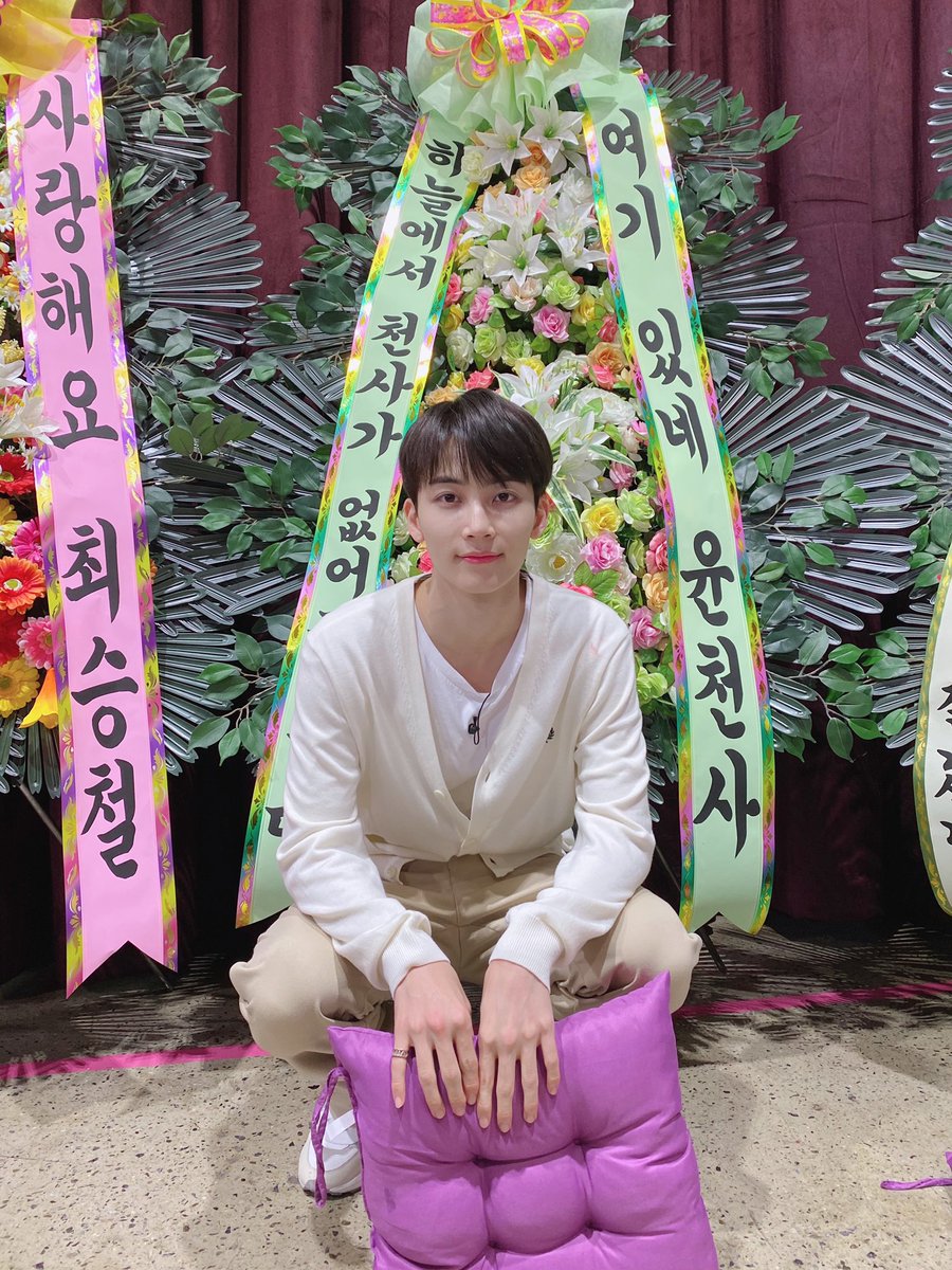 pledis_17's tweet photo. [17'S] 흑역사(?) 진하게 남기며 막을 내린 부승관의 전생연분! 이대로 보내기 아쉬운 캐럿들을 위한 선물 타래🎁

다음 월간 세븐틴의 주인공은 누구일까요?🤗

#보고싶은_천생리더_돌아올_최총리🚩
#하늘에서_없어진_윤천사_여기_있었네😇
#얼굴_고와_잘난_젠젠젠_젠틀슈아🦌 https://t.co/QXR28gAfW7