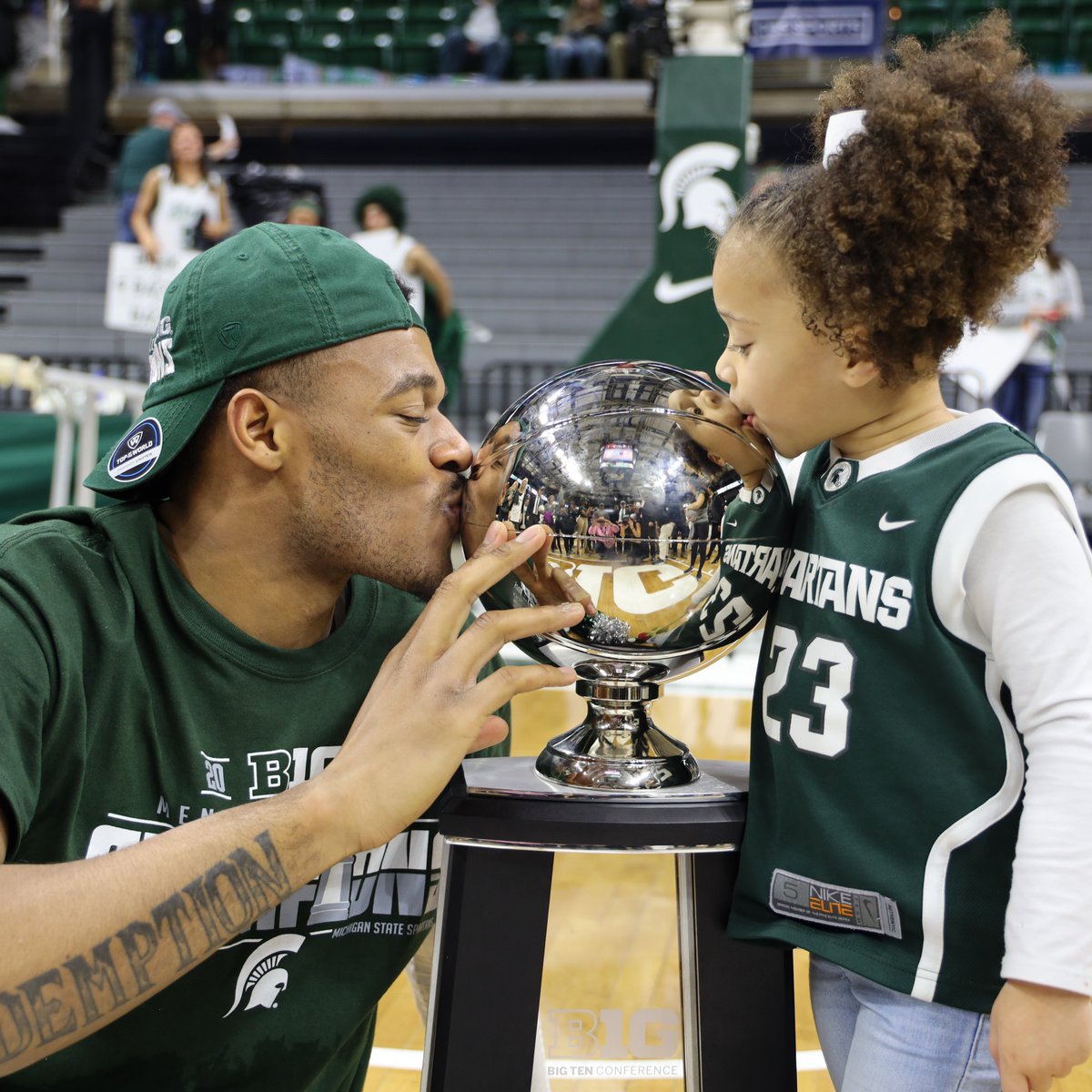 MSU_Basketball's tweet photo. Wholesome content for your feed this morning 💚

#GoGreen https://t.co/EVaoMvlugb