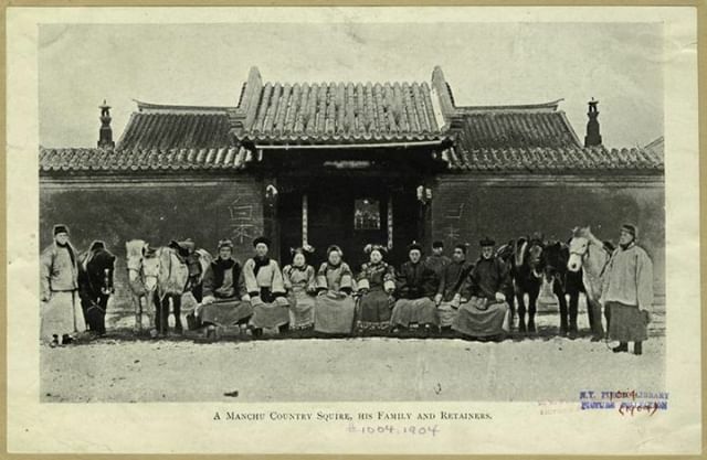YoulanTours's tweet photo. Principios del siglo XX, foto de familia manchu delante de su casa⁠
⁠
Colección de postales coloreadas digitalmente y publicadas online por The New York Public Library⁠
⁠
#vidaenpekin #streetlifeofbeijing #chinesetraditions #chineseculture #chinesepi… https://t.co/vVXoeQLJaT https://t.co/B8KM4k8S2R