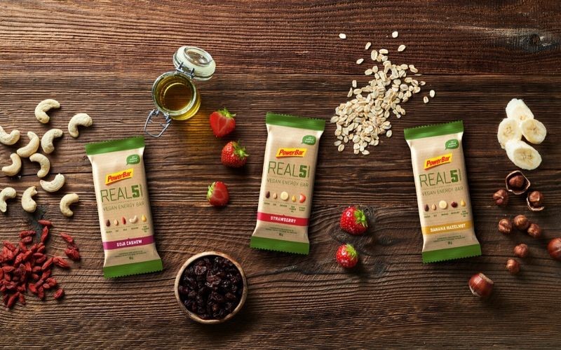 PowerbarIberica's tweet photo. COME LIMPIO CON #POWERBAR 💚😋🔛#REAL5
Energía de calidad para tu aventura cotidiana 💪👣⚡️
Sus tres sabores de banana-avellana, fresa y bayas de Goji, las hacen deliciosas para tomar a cualquier hora.
+⏩ Info https://t.co/efNkUU0ArR #thetasteofsport https://t.co/0XY9nyEk9X