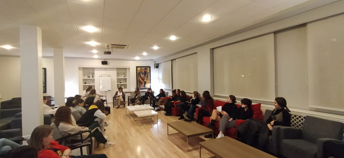 cmlaasuncion's tweet photo. Impartimos una sesión colegial que bajo el lema "Profesionales valiosas, felices y de sólida formación". Hemos reflexionado sobre valores como puede ser el amor al estudio, el servicio a la verdad, el ser una misma, ser útil a los demás...
#yosoycolegiala #cmla #colegiosmayores https://t.co/OzqQgVWBiA