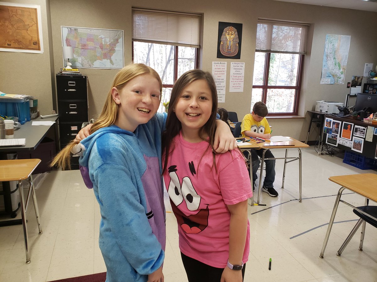 sbolnick5grade's tweet image. #davis5 Creating team songs, cheers and paper airplanes #Purim2020